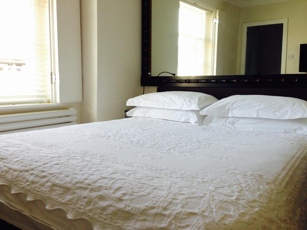The Bell Inn Hotel Horndon-on-the-Hill Rom bilde