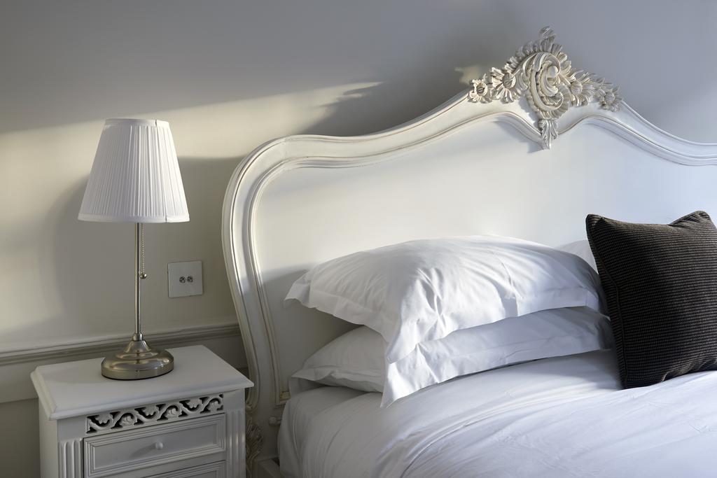 The Bell Inn Hotel Horndon-on-the-Hill Rom bilde